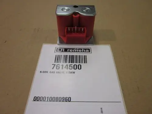 Gasventil von Remeha mit rotem Gehäuse und Metallplatte, darauf befindet sich ein Etikett mit Artikelnummer und Barcode.